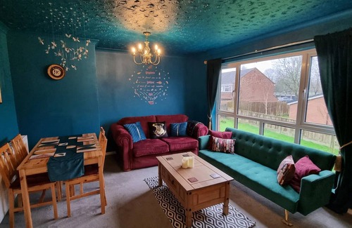 Watford Apartment | Harry Potter themed 'Apartment 9 3/4'. Just 10 min walk to Warner Bros Studios!