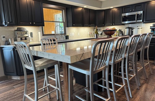 Twin Lakes House | Harry's Hotrod Hideaway - Charming 3-bedroom house with Hot Tub and Lake access