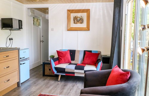 Staplefield Cottage | HARVEST LODGE, pet friendly, with a garden in Bolney