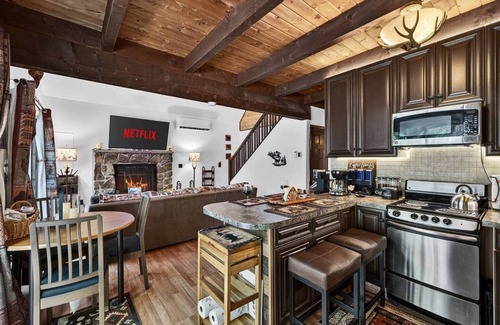 Lake Ariel Ski Chalet | Has King Bed Has Work Station Free Coffee Free Parking