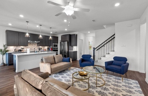 Haslet House | Haslet House · Luxury and Spacious Family Retreat w Jacuzzi