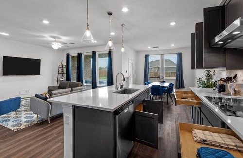 Haslet House | Haslet House · Luxury and Spacious Family Retreat w Jacuzzi