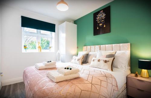 Hatfield Apartment | Hatfield Haven - Modern 2-Bed Retreat near Uni, Business Park & City Center, FREE Parking, Big savings on Longer Stays