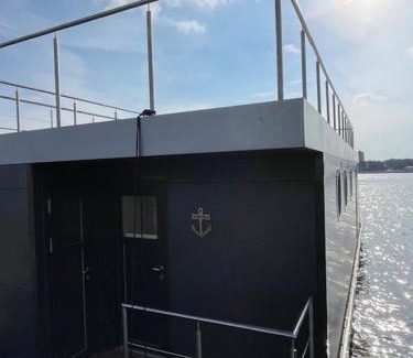 Luebeck House | Hausboot Aurora Lübeck mit großem Sonnendeck