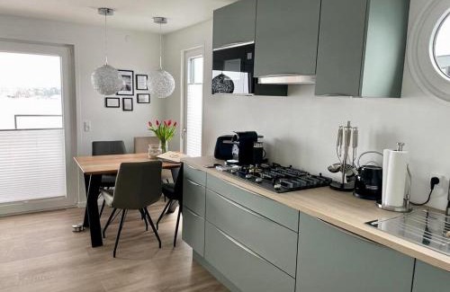 Luebeck House | Hausboot Aurora Lübeck mit großem Sonnendeck