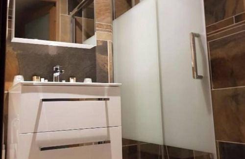 Wail House | Haut-Perchée cabin at 16m