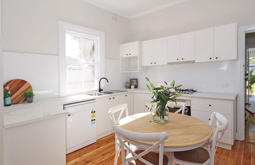 Turvey Park House | Haven on Halloran “Cute as a Button” Pool, Free Wifi & Netflix