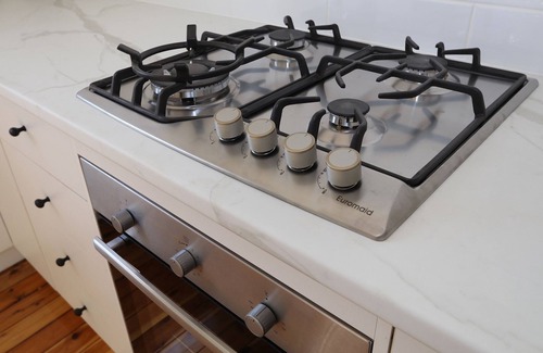 Turvey Park House | Haven on Halloran “Cute as a Button” Pool, Free Wifi & Netflix