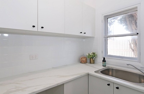 Turvey Park House | Haven on Halloran “Cute as a Button” Pool, Free Wifi & Netflix