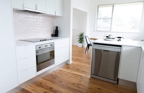 Bletchington House | Haven on Hill - Modern & Charming, Touch of Pink