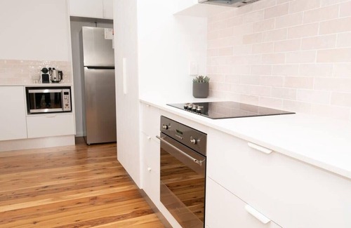 Bletchington House | Haven on Hill - Modern & Charming, Touch of Pink