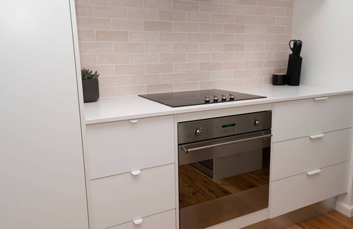 Bletchington House | Haven on Hill - Modern & Charming, Touch of Pink