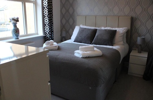 Castleford House | Haven - Spacious Luxury Home perfect for families, couples and contractors! 5mins to Xscape and Junction 32!