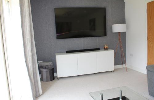 Castleford House | Haven - Spacious Luxury Home perfect for families, couples and contractors! 5mins to Xscape and Junction 32!