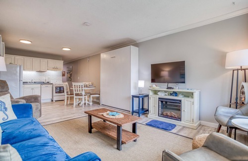 Neskowin Condo | Hawk Creek and Beach-View Condo Puts You Near Café, Steps from Neskowin Beach!