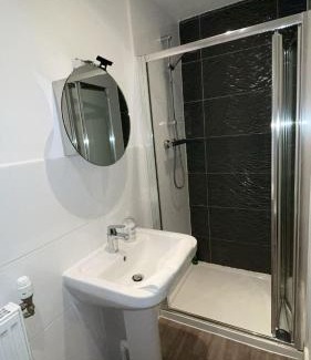 Peterborough Apartment | Hawksbill 3 Bed Detached house with private parking