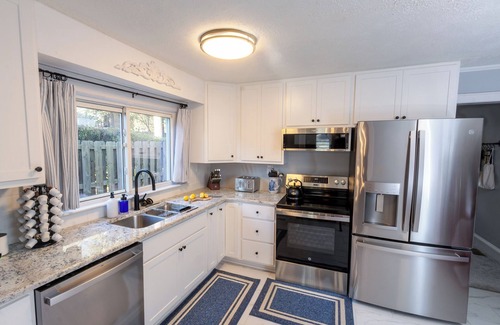 Terry Sanford House | Haymount Movie Room + min. to Downtown & Ft. Bragg & Grad Events Family Friendly