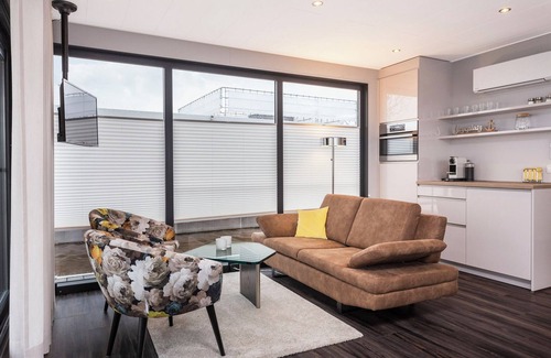 Offingawier Ski Chalet | Hboat 'Elysium' with private jetty 4-14