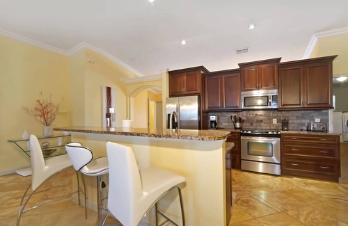 Pelican Villa | HD Smart TV's, Kayaks, Pool & Spa, WIFI, Gulf Access, E-Dart Board, Bar, Grill