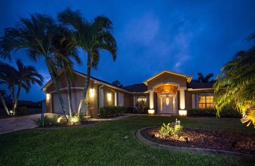 Pelican Villa | HD Smart TV's, Kayaks, Pool & Spa, WIFI, Gulf Access, E-Dart Board, Bar, Grill