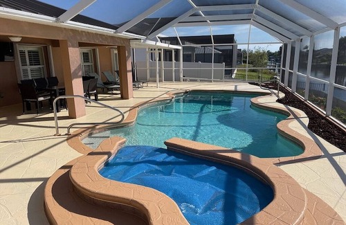 Pelican Villa | HD Smart TV's, Kayaks, Pool & Spa, WIFI, Gulf Access, E-Dart Board, Bar, Grill