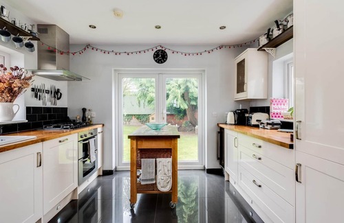 Headington House | Headington Orchard - 3 Bedroom House & parking & garden
