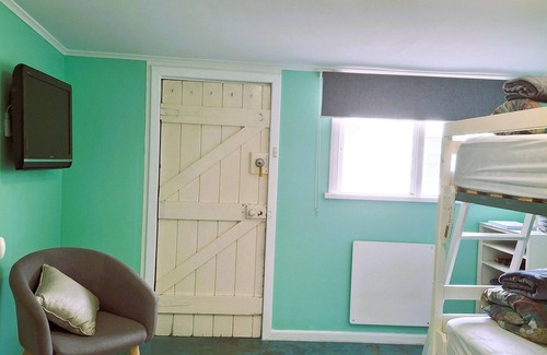 American River House | Healing Colour Shack promotes tranquillity, a 2-minute walk from the shoreline.