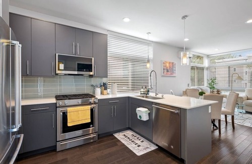 Broadway House | Heart of CapHil, Space needle view, Free parking