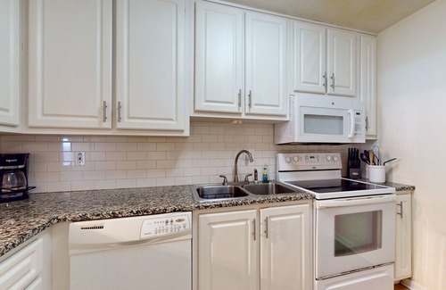 Eustis Apartment | Heart of downtown with a Lake-Front Views, Dog-Friendly