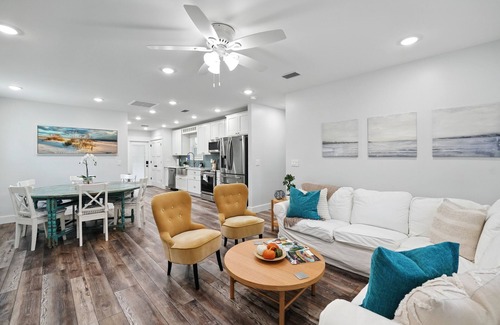 Sandalwood House | Heart of JAX New Built Bungalow 4BR Cozy Retreat! Mins to Beaches & Town Center!