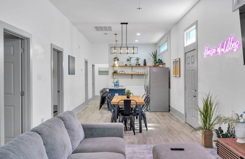 Tulane - Gravier House | Heart of Mid-City Haven: 5BR, 3BA Luxury Home. Balcony, Parking, Walk to Superdome - Your NOLA Oasis