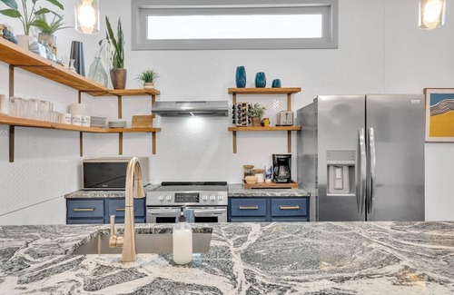 Tulane - Gravier House | Heart of Mid-City Haven: 5BR, 3BA Luxury Home. Balcony, Parking, Walk to Superdome - Your NOLA Oasis