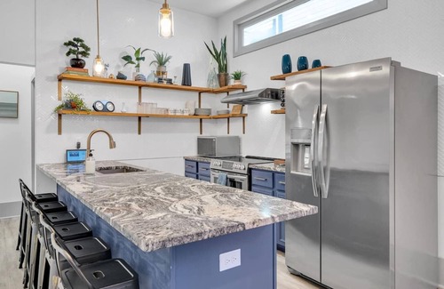 Tulane - Gravier House | Heart of Mid-City Haven: 5BR, 3BA Luxury Home. Balcony, Parking, Walk to Superdome - Your NOLA Oasis