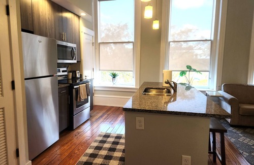 Monroe Ward House | Heart of the Arts District King Bed Suite - West Broad near VCU/MCV New Condo