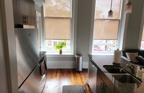 Monroe Ward Condo | Heart of the Arts District RVA New King Suite near MCV VCU Convention Center