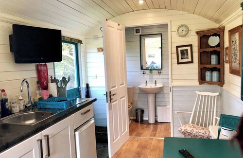 Cowbeech Cabin | Heartsease - luxury Shepherd's Hut, amazing views.