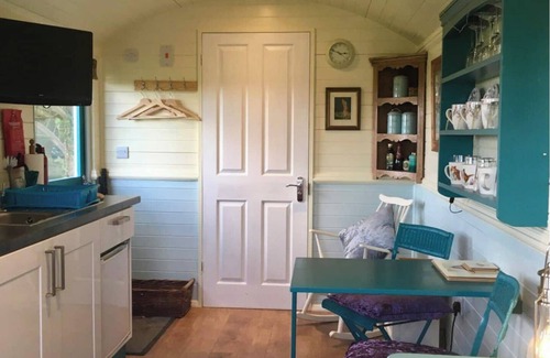 Cowbeech Cabin | Heartsease - luxury Shepherd's Hut, amazing views.