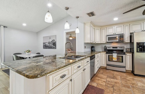 Palm Harbor House | Heated Pool. 3-bedroom house 6.5 miles to honeymoon Island