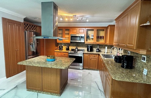 Kendale Lakes Bed & Breakfast | Heated Pool & Full House-Privated