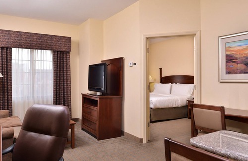 Central Oklahoma City Condo | Heated Saltwater Pool + Hot Tub | 24 Hour Fitness Center + Free Breakfast