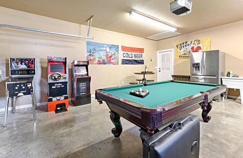 Azle House | Heated Swim Spa, Hot Tub, Sauna, Pickleball, Arcades, 2 game rooms, 17 Beds!