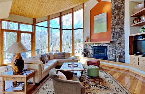 Three Peaks House | Heavenly haven w/hot tub—perfect for winter play & summer mountain escapes!