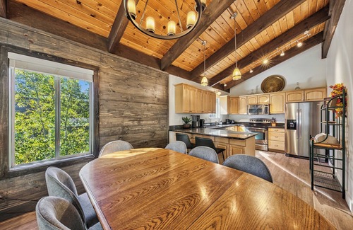 South Lake Tahoe Ski Chalet | Heavenly Horizon Chalet - hiking, biking, dining, dog friendly