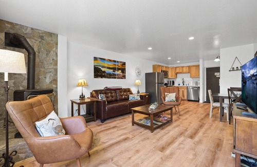 South Lake Tahoe Condo | Heavenly Lakeside Retreat Close to downtown