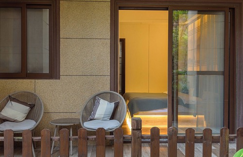Emeishan House | Heinemann Hotel courtyard or terrace king room B208— with a jacuzzi and a local