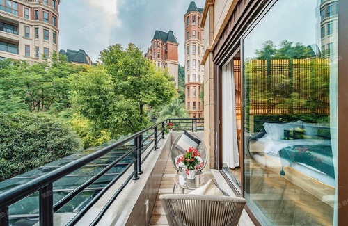 Emeishan House | Heinemann Hotel courtyard or terrace king room B208— with a jacuzzi and a local