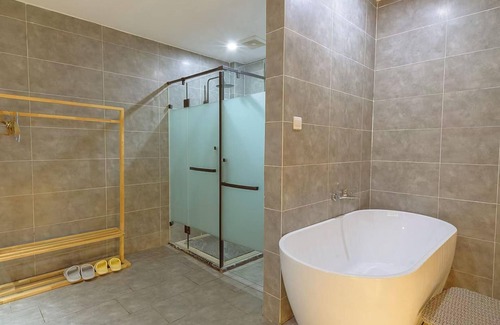 Emeishan House | Heinemann Hotel standard king room Building A— with a jacuzzi and a local