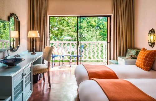 Livingstone House | Helicopter Flight through Batoka Gorge! Outdoor Swimming Pool and Free Parking!