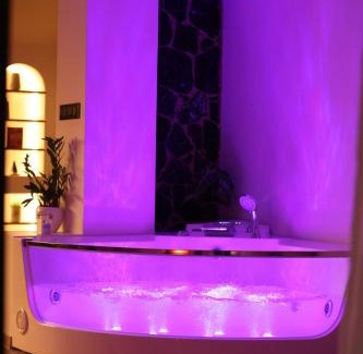 Petroupoli Apartment | Hellenic Suites Afrodite Jacuzzi & Fireplace