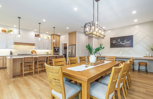 The Galena Territory House | HELLO Autumn! Luxury Home on The General - Golf Simulator, Hot Tub, VIEWS!